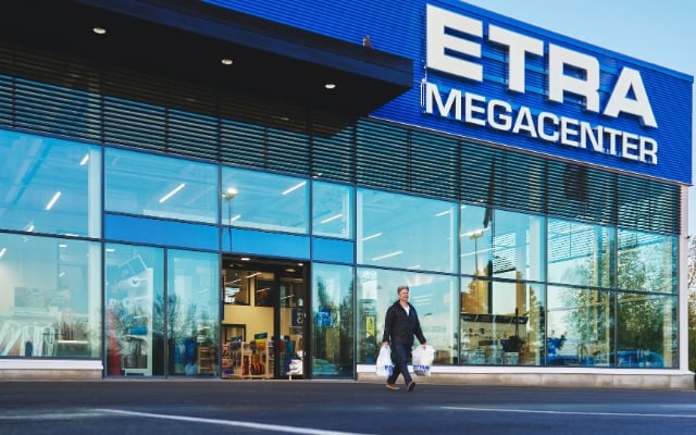 Etran myym&auml;l&auml; avaralla piha-alueella, etualalla sinivalkoinen ETRA-kyltti.