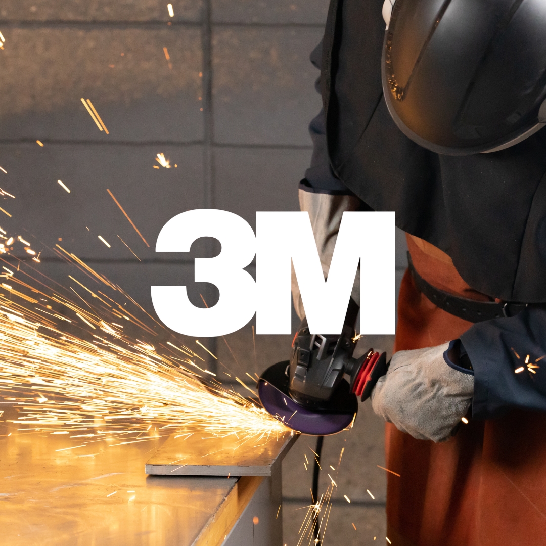 Työntekijä hioo metallia kulmahiomakoneella, kipinöitä sinkoaa – edessä 3M-logo.