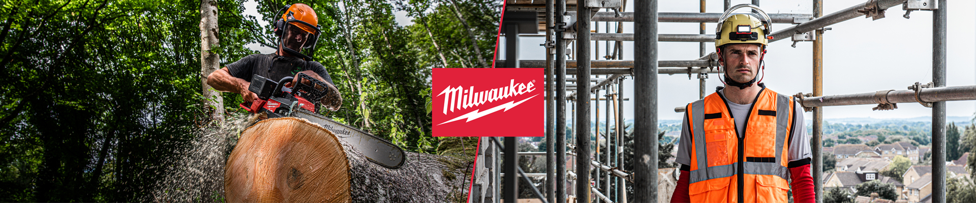 Henkil&ouml; poraa puurakenteista sein&auml;tolppaa Milwaukee-merkkisell&auml; akkuk&auml;ytt&ouml;isell&auml; porakoneella keskener&auml;isess&auml; rakennuksessa. Henkil&ouml;ll&auml; on mustat ty&ouml;k&auml;sineet, ja taustalla n&auml;kyy rakennusmateriaalipinoja sek&auml; puurakenteinen kehikko.