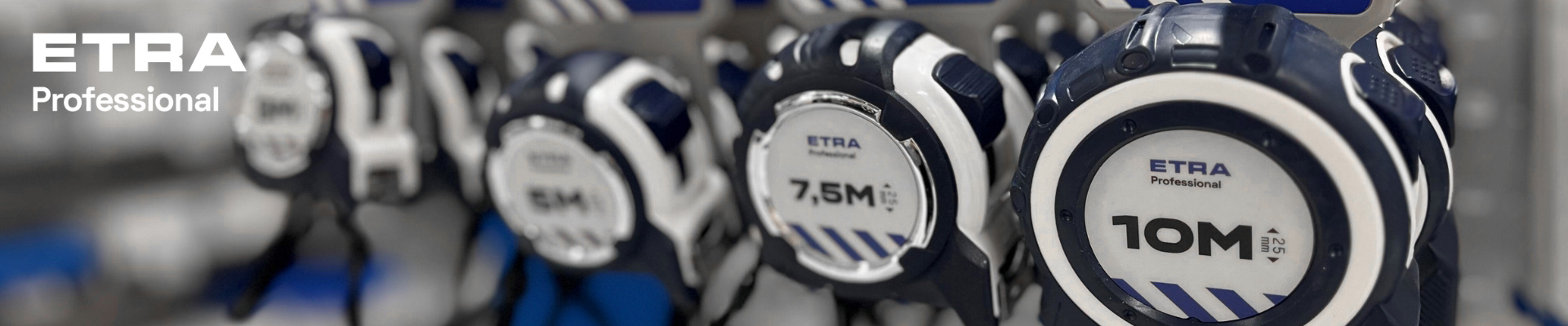 Etra Professional -mittanauhoja rivissä myymälän hyllyssä, esillä eri pituuksia kuten 7,5 metriä ja 10 metriä.