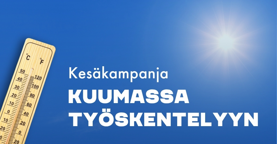 Sinisell&auml; taustalla kes&auml;inen banneri, jossa n&auml;kyy vasemmalla puinen l&auml;mp&ouml;mittari ja oikeassa yl&auml;kulmassa kirkas aurinko. Teksti: &rdquo;Kes&auml;kampanja &ndash; kuumassa ty&ouml;skentelyyn.