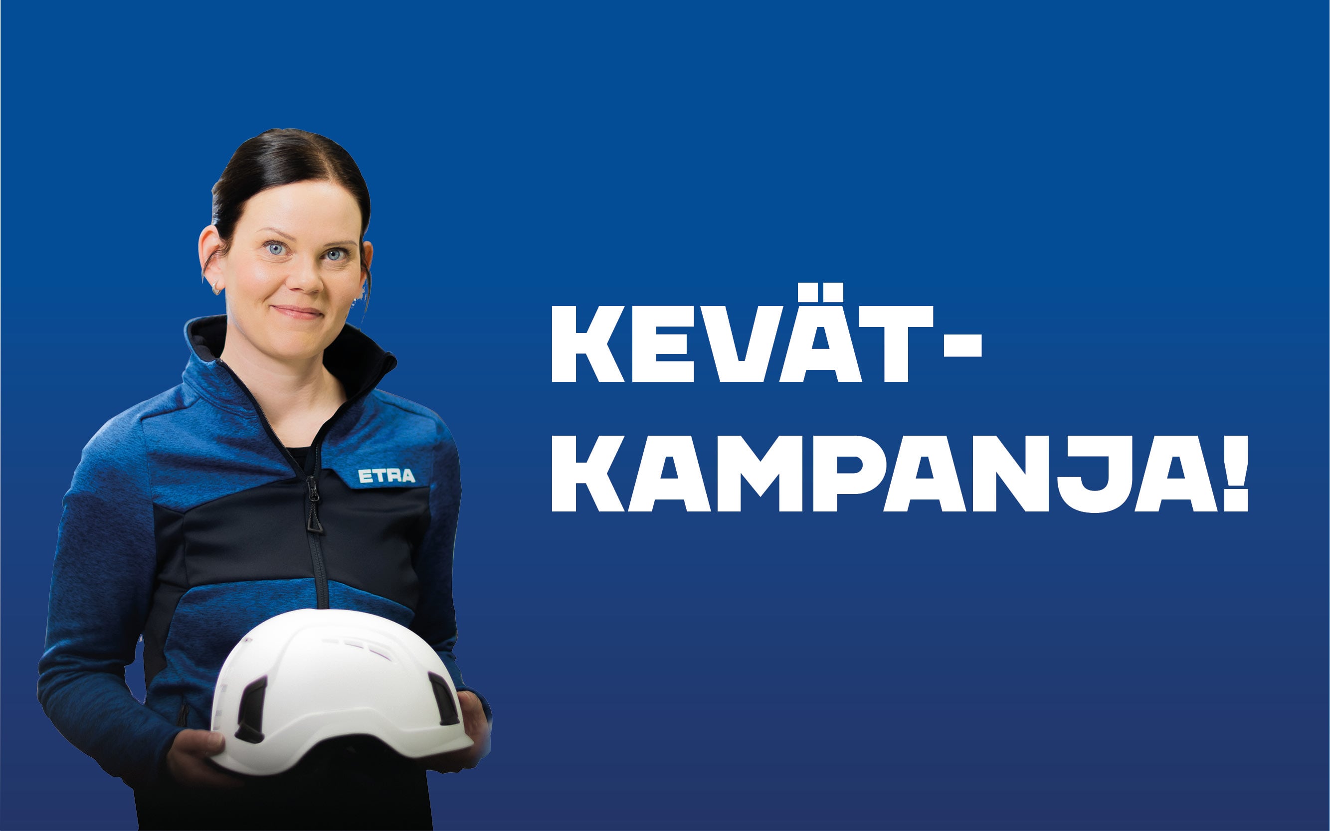 Mainoskuva, jossa nainen hymyilee sinist&auml; taustaa vasten pit&auml;en k&auml;siss&auml;&auml;n valkoista suojakyp&auml;r&auml;&auml;. H&auml;nell&auml; on p&auml;&auml;ll&auml;&auml;n sinimusta Etra-logolla varustettu takki. Kuvan oikeassa reunassa on valkoinen teksti "KEV&Auml;T-KAMPANJA!"