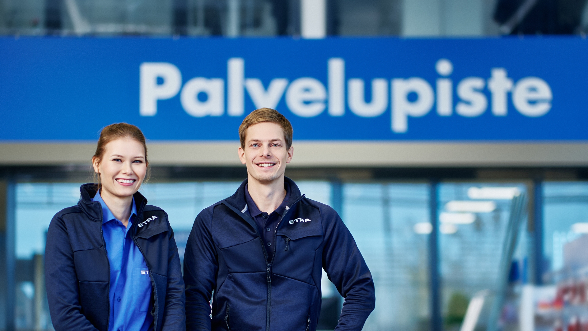 Ystävällinen asiakaspalvelu ETRA-myymälässä – henkilöstö Palvelupisteellä valmiina auttamaan.