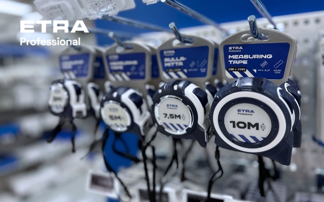 Rivissä roikkuvia Etra Professional -merkkisiä mittanauhoja eri pituuksilla (7,5 m ja 10 m) myymälän hyllyssä.