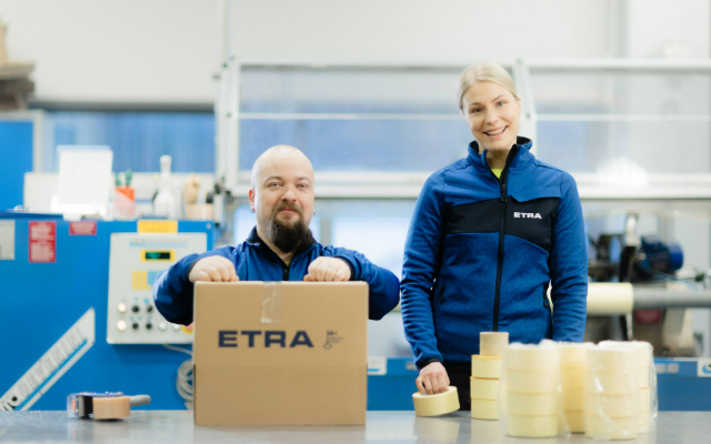 Etran työntekijät pakkaavat ja järjestävät teollisuusteippejä varastointia varten tuotantotilassa.