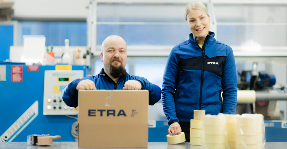 Etran työntekijät pakkaavat ja järjestävät teollisuusteippejä varastointia varten tuotantotilassa.