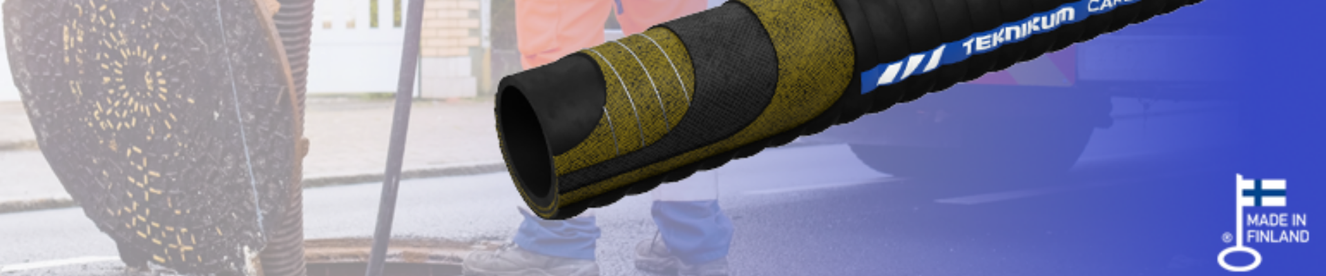 Teknikum Carbon Suction Flex™ -imuriletkun tuotekuva, jossa letkun rakenne näkyy poikkileikkauksena. Taustalla hämärretty kuva katuviemärin tyhjennystyöstä, jossa työntekijä käyttää imuautoa. Oikeassa alakulmassa “Made in Finland” -merkintä.