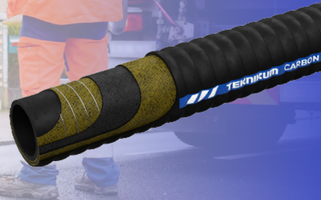 Teknikum Carbon Suction Flex™ -imuriletkun tuotekuva, jossa letkun rakenne näkyy poikkileikkauksena. Taustalla hämärretty kuva katuviemärin tyhjennystyöstä, jossa työntekijä käyttää imuautoa. Oikeassa alakulmassa “Made in Finland” -merkintä.