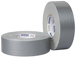 Kaksi harmaata ilmastointiteippi- eli jesari-rullaa, joissa näkyy Shurtape-logolla varustetut sisärenkaat.