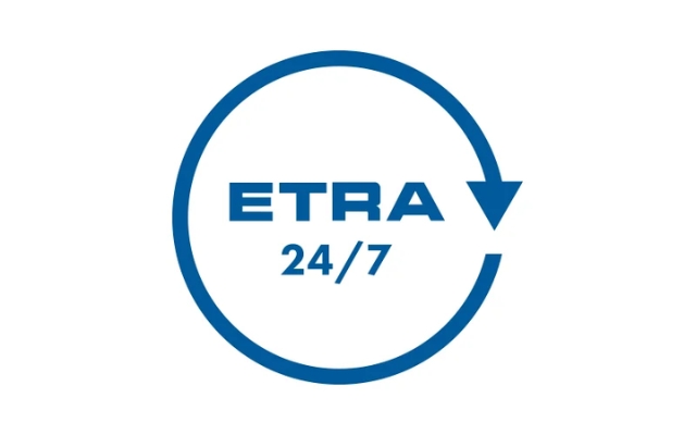 Sininen ympyränmuotoinen nuoli, jonka sisällä lukee "ETRA 24/7". Logo symboloi jatkuvaa palvelua ja saatavuutta.