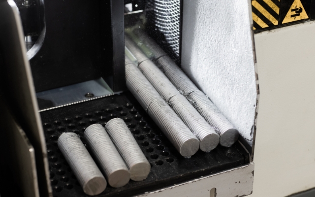 Cut threaded rods inside the machine after cutting.
