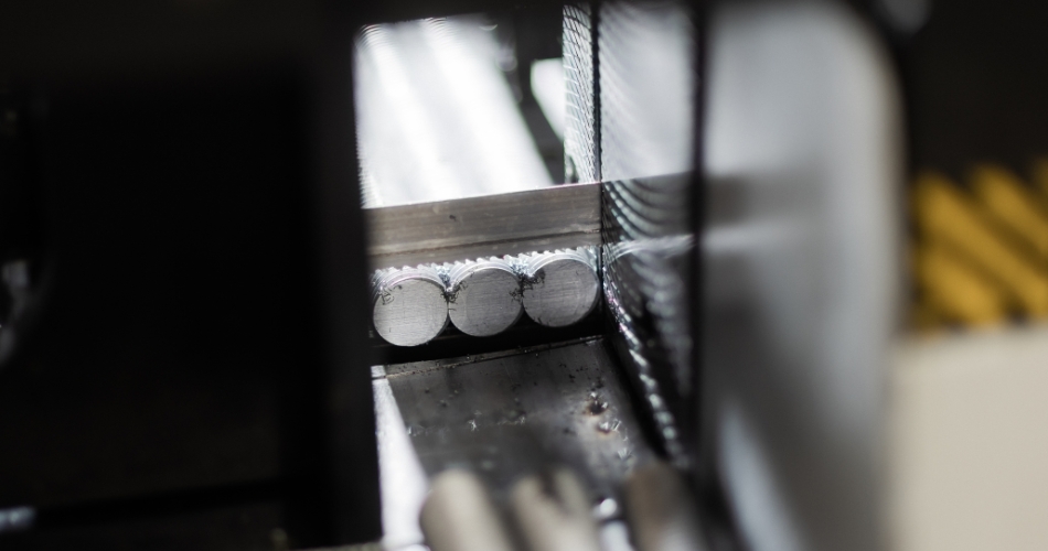Cutting of threaded rods with an automatic band saw.